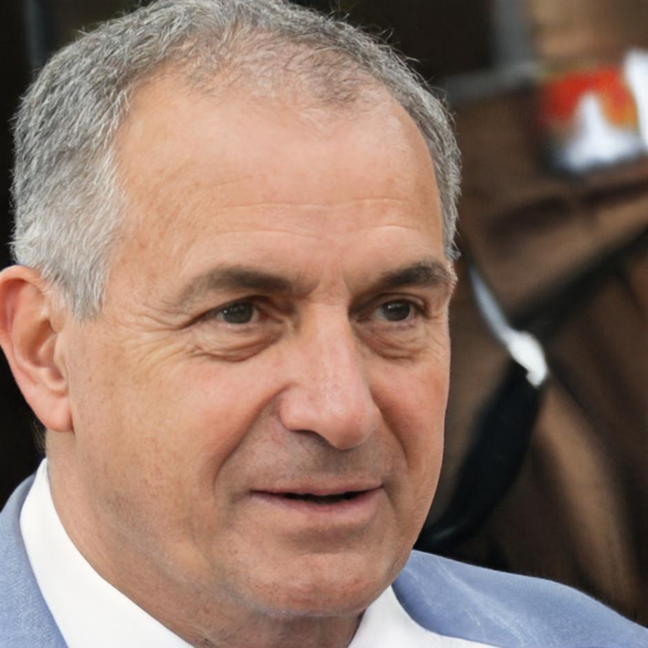 Портрет преподавателя Дениса Новикова